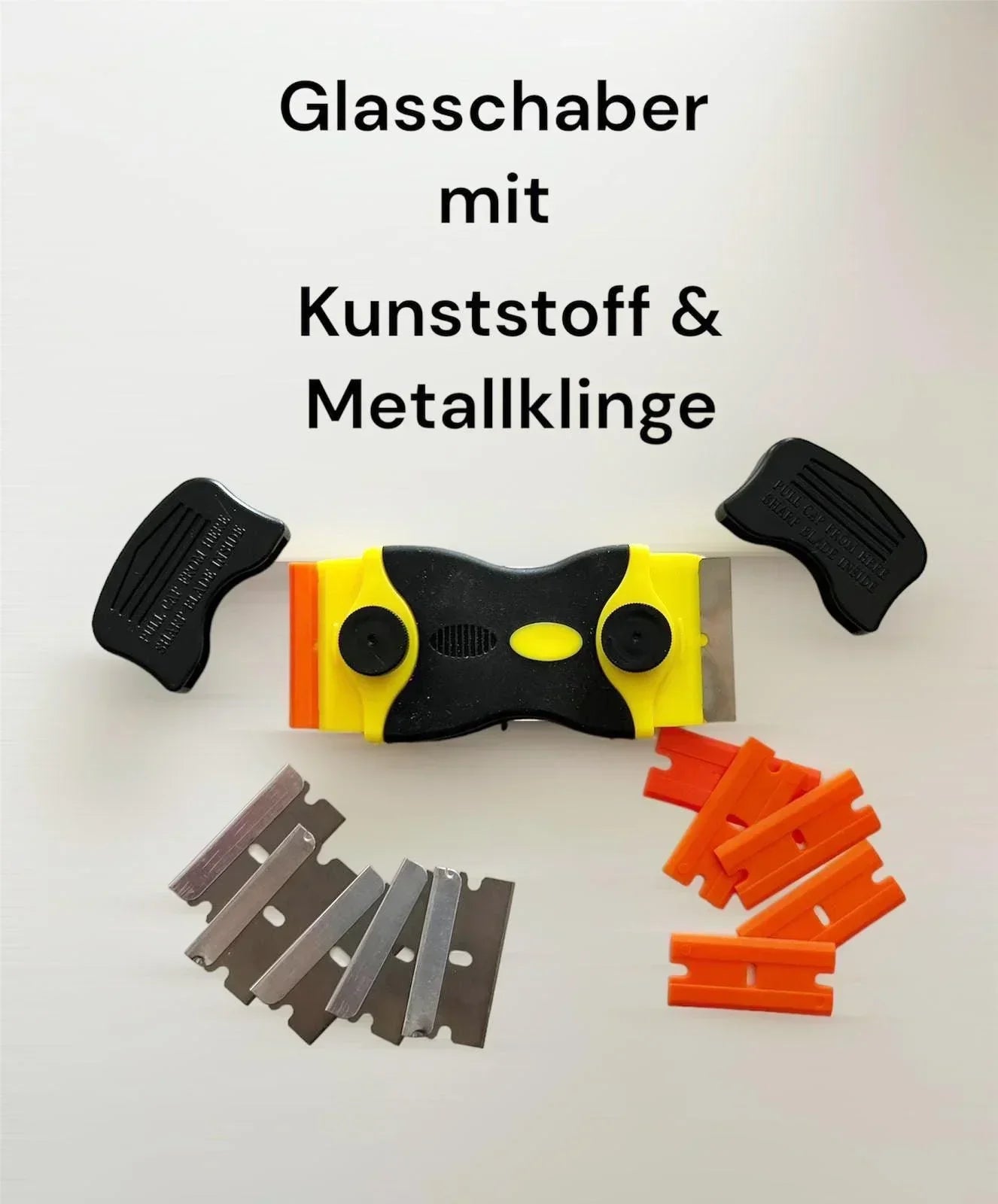 Glasschaber mit gelbem Griff, Metall- und Kunststoffklingen, Ersatzklingen daneben