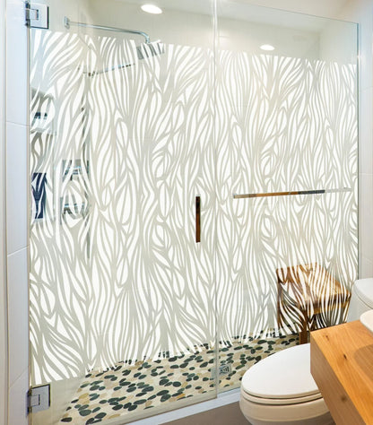Moderne Duschkabine mit dekorativer Fensterfolie im Wellenmuster, Badezimmer, Sichtschutz