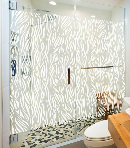 Moderne Duschkabine mit dekorativer Fensterfolie im Wellenmuster, Badezimmer, Sichtschutz