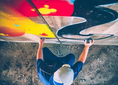 Graffiti wird auf Glasscheibe gespüht