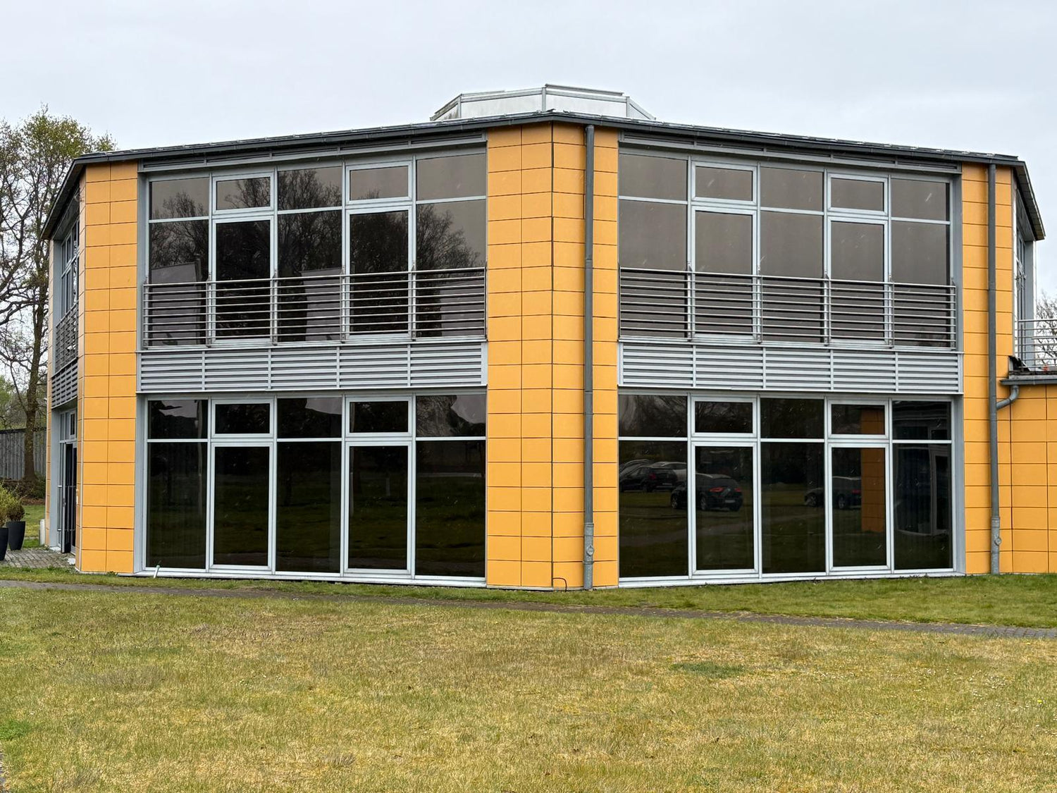 Hitzeschutzfolie am Bürogebäude in Bad Zwischenahn – weniger Hitze, bessere Energieeffizienz, moderne Glasfassade.