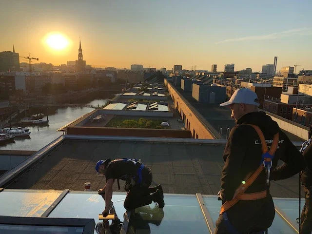 Dachfolierung  Albrecht Windowfilm durch zwei Mitarbeiter Blick auf Bremen
Niedersachsen: durch Mitarbeiter Blick auf Bremen