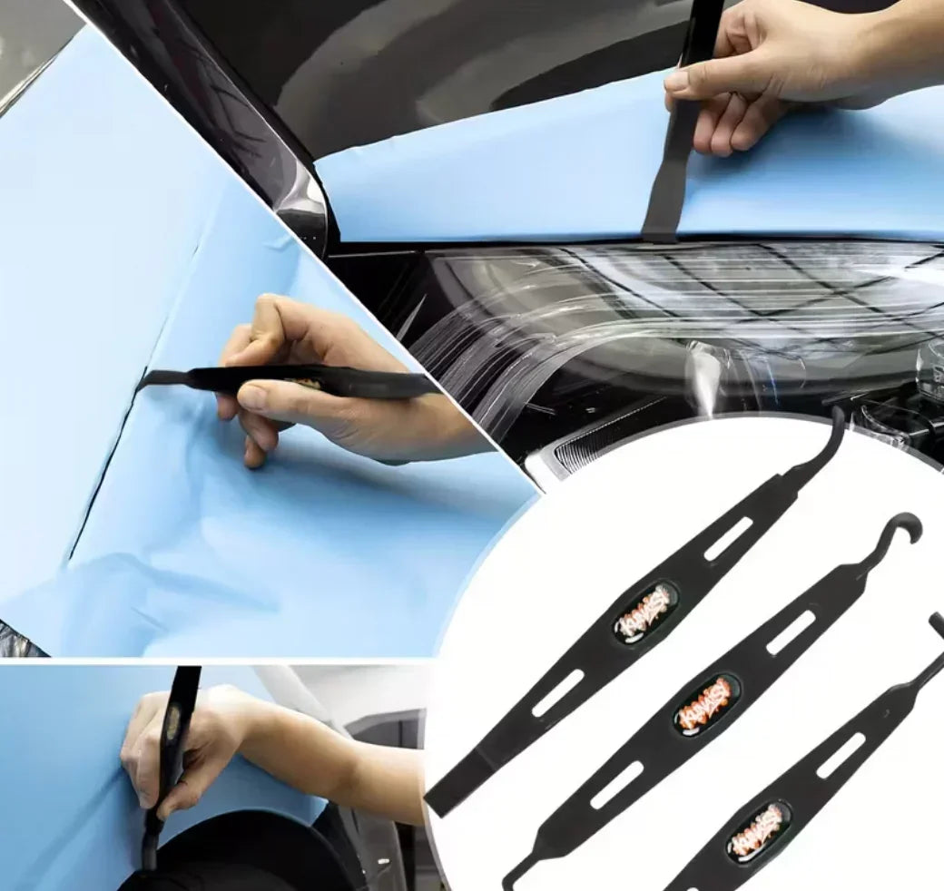 Dichtungswerkzeug aus Kunststoff beim Anbringen von Fensterfolie am Auto, Nahaufnahme