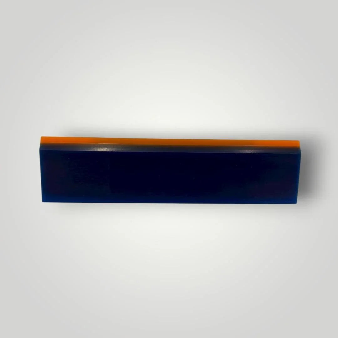 Ersatzrakel für Fensterfolien, rechteckig, dunkelblau mit orangefarbener Kante, auf hellem Hintergrund