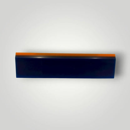 Ersatzrakel für Fensterfolien, rechteckig, dunkelblau mit orangefarbener Kante, auf hellem Hintergrund