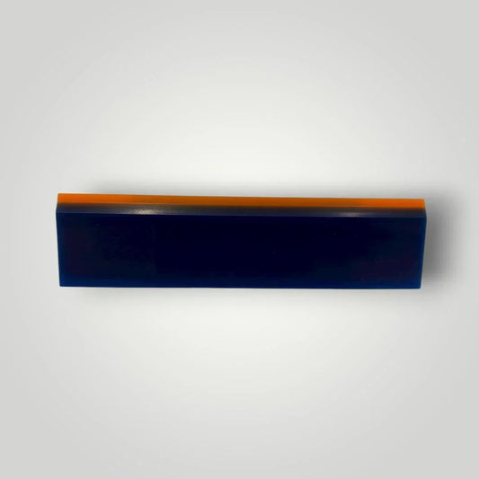 Ersatzrakel für Fensterfolien, rechteckig, dunkelblau mit orangefarbener Kante, auf hellem Hintergrund