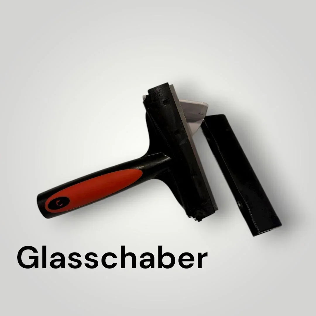 Schwarzer Glasschaber mit ergonomischem Griff und Schutzkappe auf weißem Hintergrund
