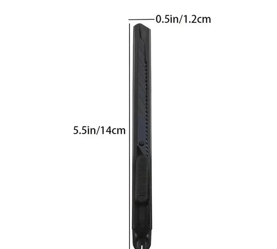 Schwarzes Cutter-Messer für Fensterfolien, 14 cm lang, 1,2 cm breit, auf weißem Hintergrund