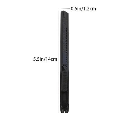 Schwarzes Cutter-Messer für Fensterfolien, 14 cm lang, 1,2 cm breit, auf weißem Hintergrund