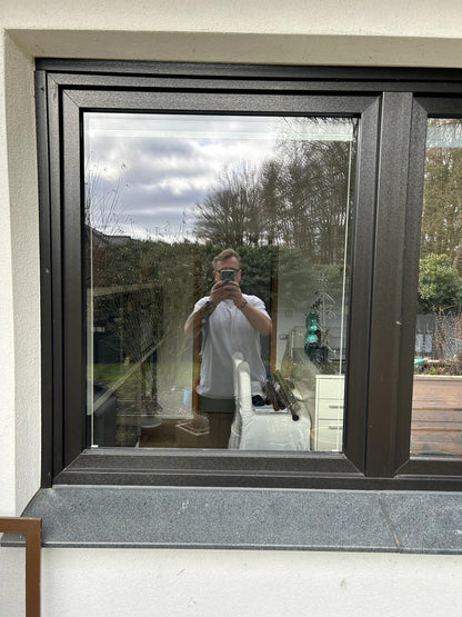 Fenster mit silberner Fensterfolie, reflektierend, moderner Rahmen, Außenaufnahme