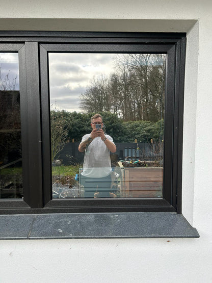Reflektierende Fensterfolie silber, auf Außenfenster angebracht, spiegelt Umgebung