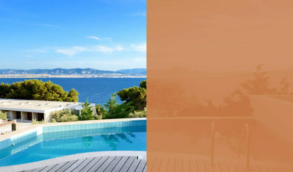 Vergleich Fensterfolie Bronze: klare Sicht neben getönter Fensterfolie, Ausblick auf Pool und Meer