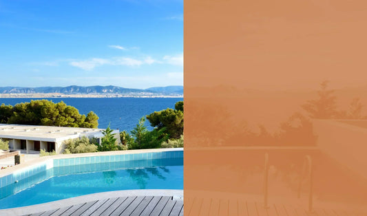 Vergleich Fensterfolie Bronze: klare Sicht neben getönter Fensterfolie, Ausblick auf Pool und Meer