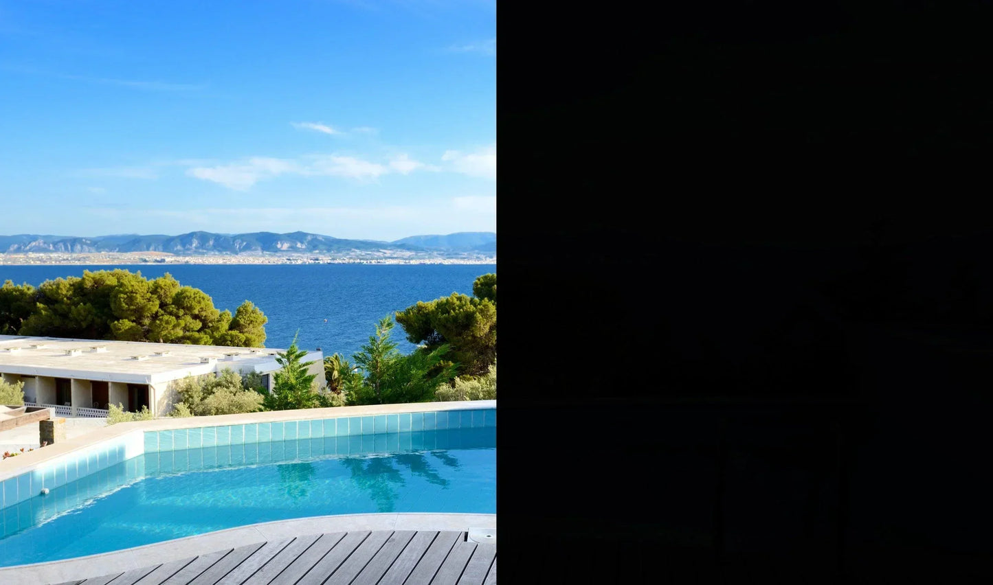 Vergleich einer Fensterfolie: klare Sicht auf Pool und Meer links, rechte Seite stark verdunkelt