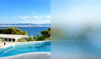 Vergleich von klarem und mattiertem Fenster mit Sichtschutzfolie, Pool und Meer im Hintergrund