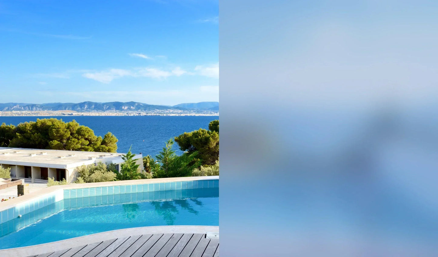 Vergleich Fensterfolie, links klare Sicht auf Pool und Meer, rechts mattierte, blickdichte Folie.
