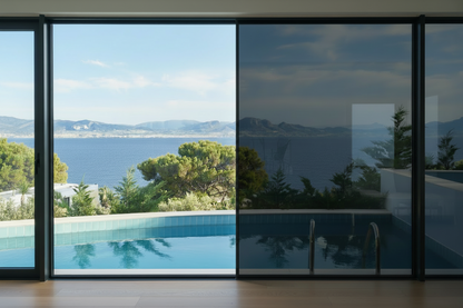 KIN 100 SR HP, Lichtdurchlässigkeit 0%, Wohnzimmer, Blick durch Panoramafenster auf den Pool, Meer und Berge