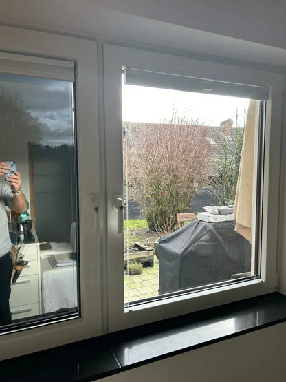 Vergleich von Fensterfolie, linkes Fenster reflektierend mit Sichtschutz, rechtes Fenster klar