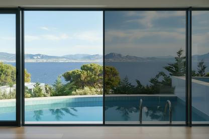 KIN 1020 SR HP, Lichtdurchlässigkeit 30%, Wohnzimmer, Blick durch Panoramafenster auf den Pool, Meer und Berge