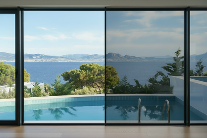 KIN 1035 SR HP, Lichtdurchlässigkeit 43%, Wohnzimmer, Blick durch Panoramafenster auf den Pool, Meer und Berge