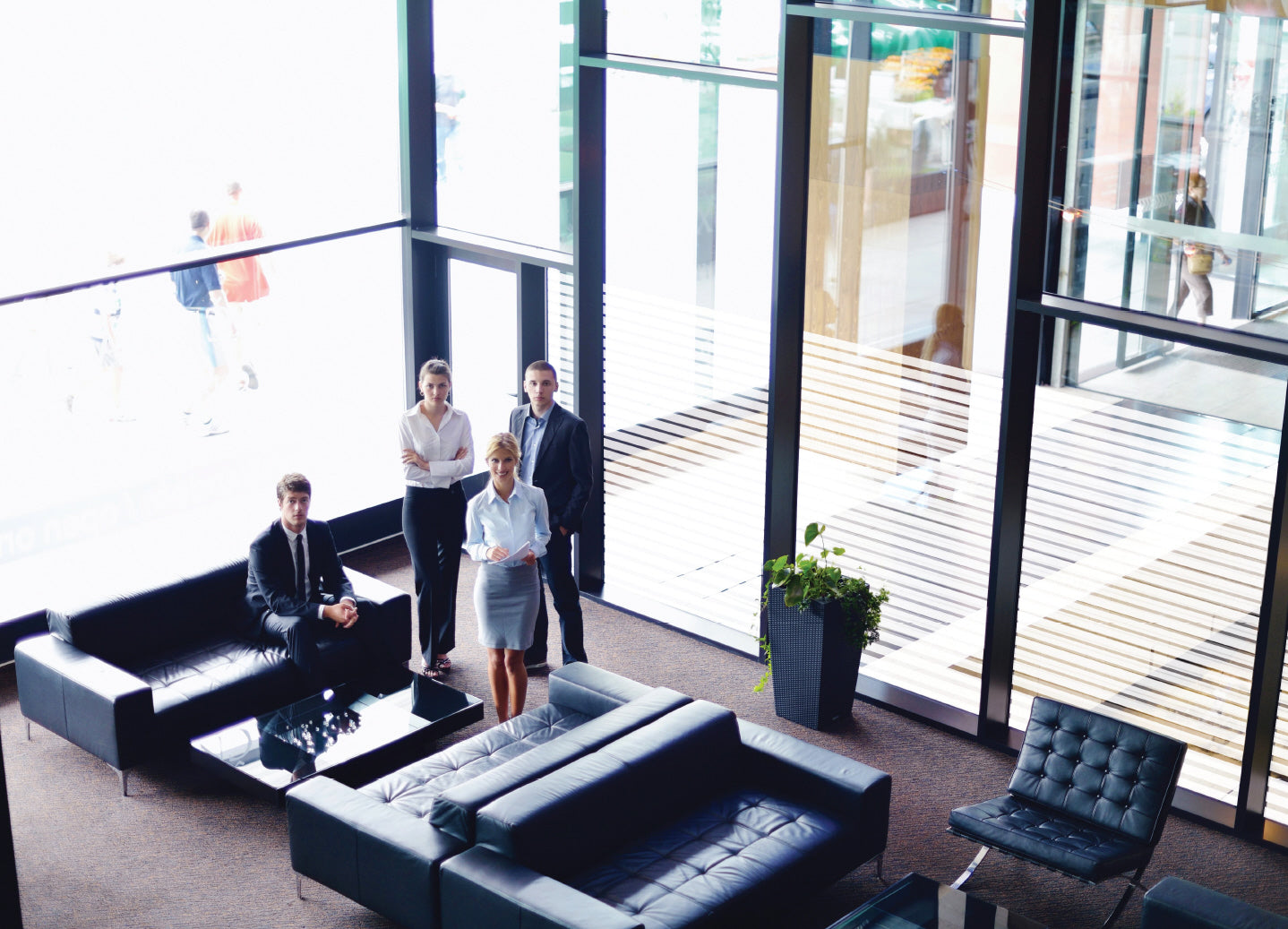 Moderne Bürolobby mit großem Fenster, Sonnenschutzfolie für optimale Helligkeit und Sichtschutz