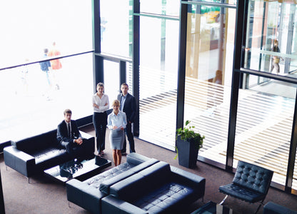 Moderne Bürolobby mit großem Fenster, Sonnenschutzfolie für optimale Helligkeit und Sichtschutz