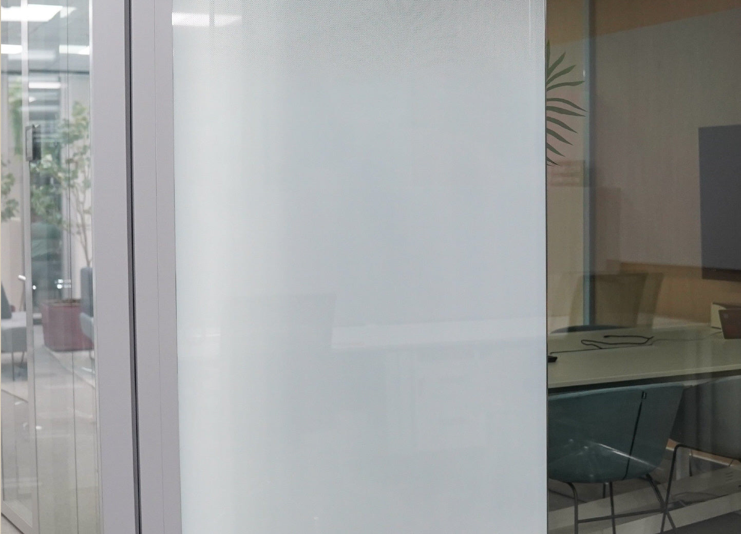Milchglasfolie für Bürofenster – Sichtschutz und Privatsphäre im Arbeitsumfeld