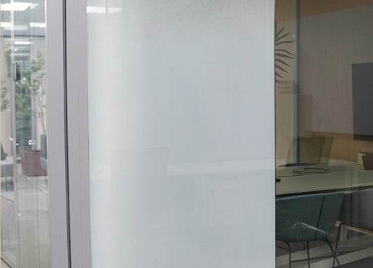 Milchglasfolie für Bürofenster – Sichtschutz und Privatsphäre im Arbeitsumfeld
