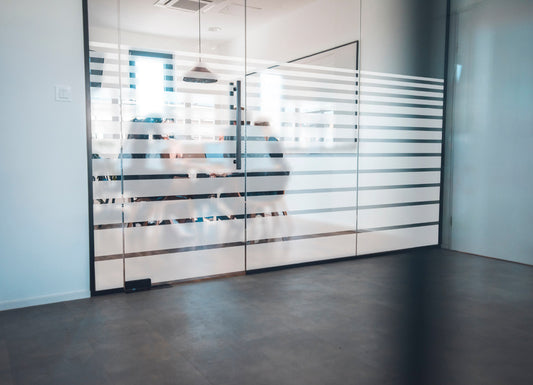 Glaswand mit Streifenfolie für Sichtschutz im Büro, ideal für Sonnenschutz und Privatsphäre