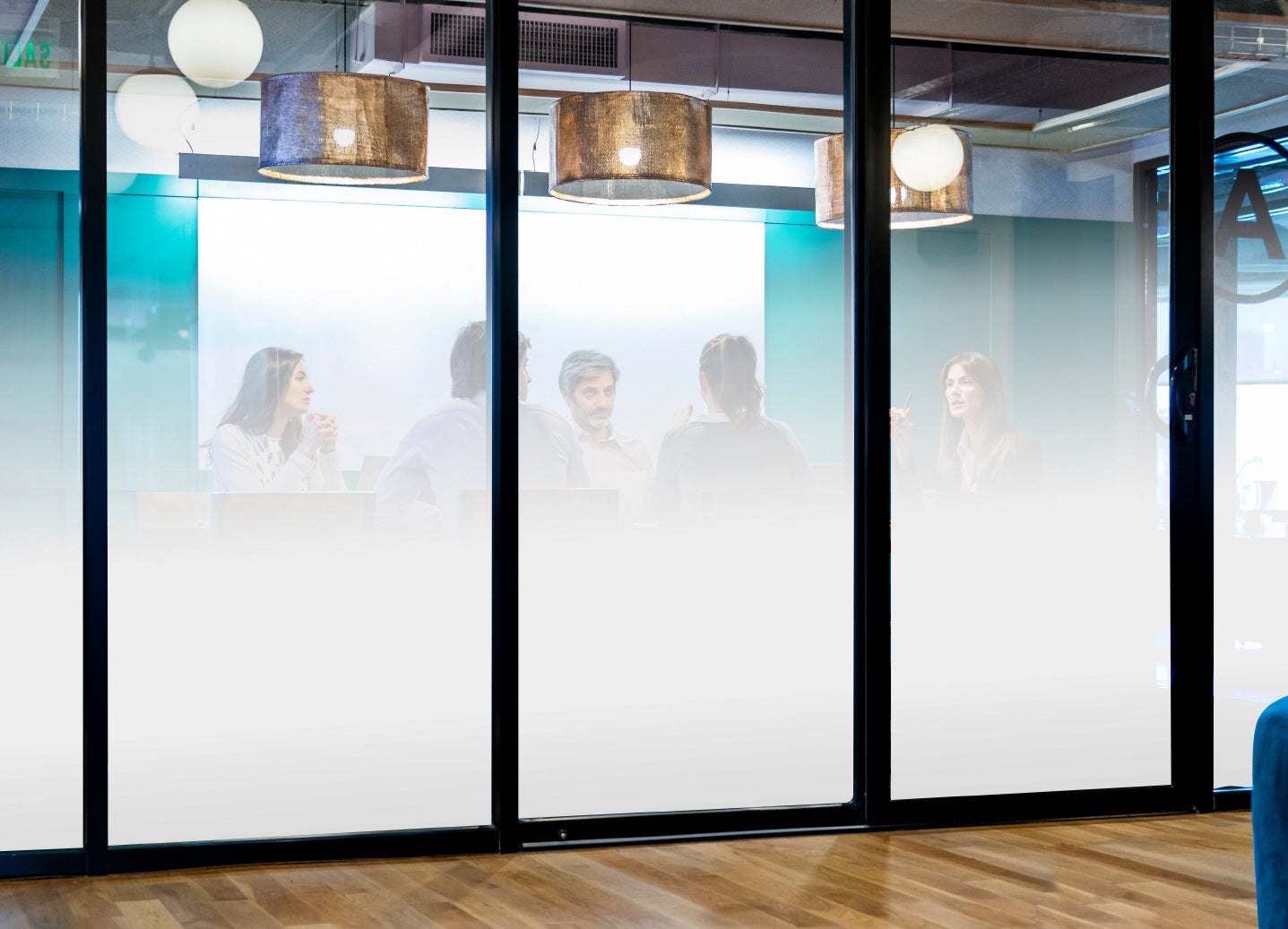 Milchglasfolie für Büros – Sichtschutzfolie mit diffuser Glasoptik für Konferenzräume