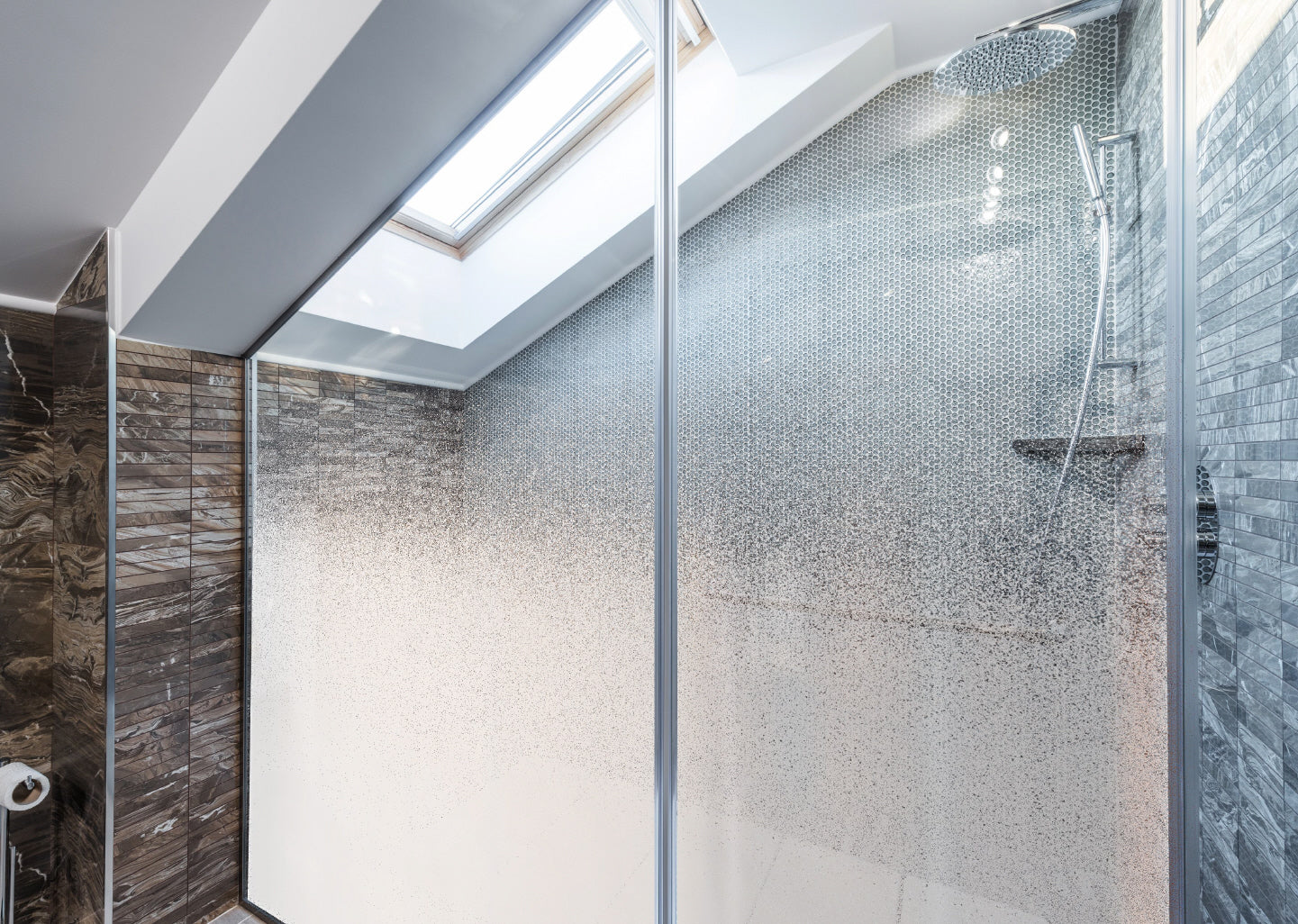 Milchglas-Effekt Fensterfolie für Dachschräge im Badezimmer – Sichtschutz & Sonnenschutz