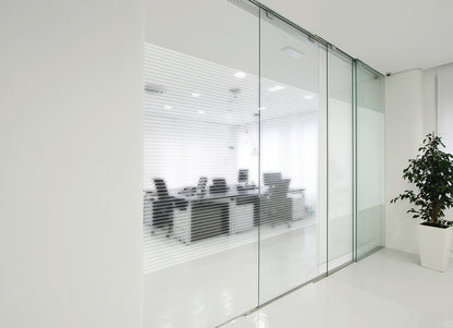 Glaswand mit Sichtschutzfolie im modernen Büro, ideal für Privatsphäre und Sonnenschutz