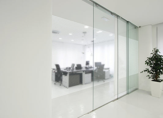 Glaswand mit Sichtschutzfolie im modernen Büro, ideal für Privatsphäre und Sonnenschutz