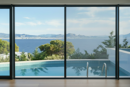 KIN V SR 60, Lichtdurchlässigkeit 61%, Wohnzimmer, Blick durch Panoramafenster auf den Pool, Meer und Berge