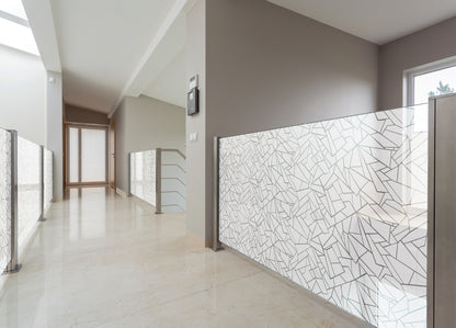 Moderne Glasgeländer mit geometrischer Sichtschutzfolie im Wohnhaus