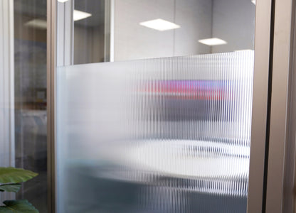 Sichtschutzfolie mit vertikalen Linien für Bürofenster, Sonnenschutz und Privatsphäre