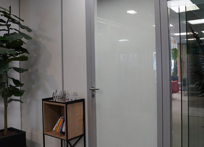 Milchglasfolie für Bürofenster mit Sichtschutz und modernem Design