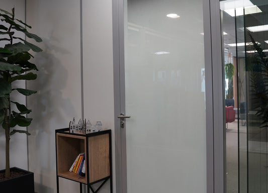 Milchglasfolie für Bürofenster mit Sichtschutz und modernem Design