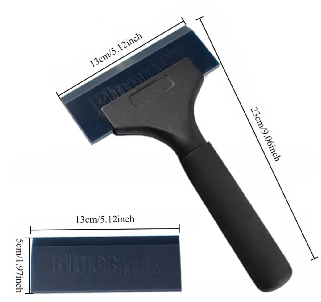 Fensterfolien-Schaber mit schwarzem Griff und blauer Klinge, Maße in Zentimeter angegeben