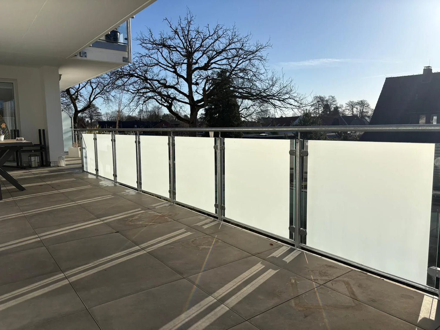 Sichtschutzfolie am Balkon in Oldenburg – mehr Privatsphäre und Licht für den Außenbereich.
