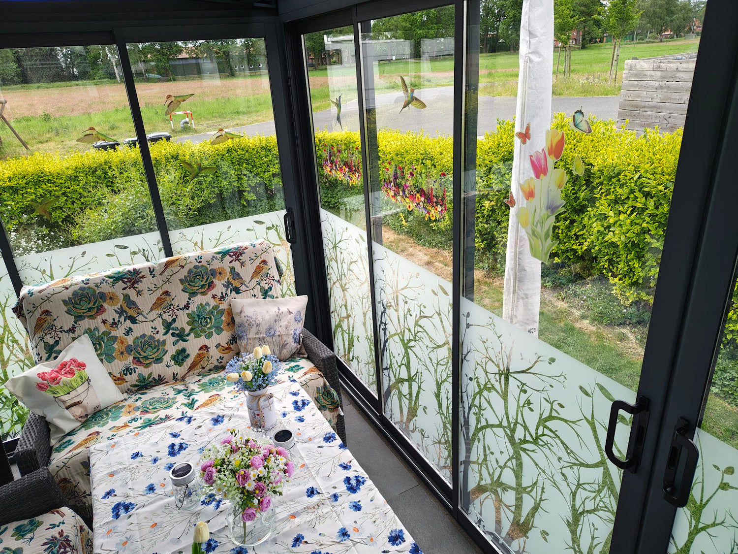 Sommergarten mit Sichschutzfolie Floral