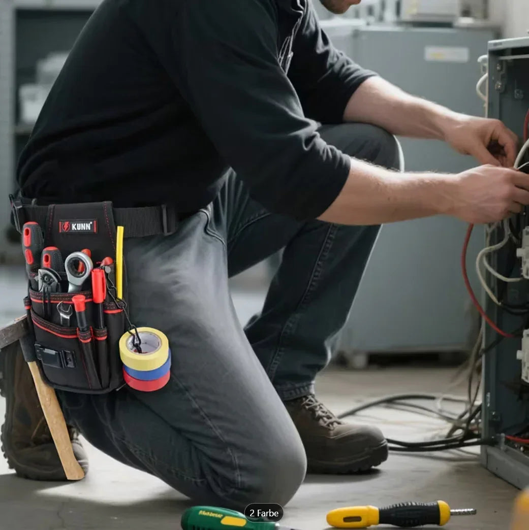 Handwerker mit Werkzeugtasche, arbeitet an Elektroinstallation, Werkzeug und Kabel sichtbar