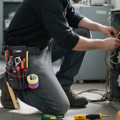 Handwerker mit Werkzeugtasche, arbeitet an Elektroinstallation, Werkzeug und Kabel sichtbar