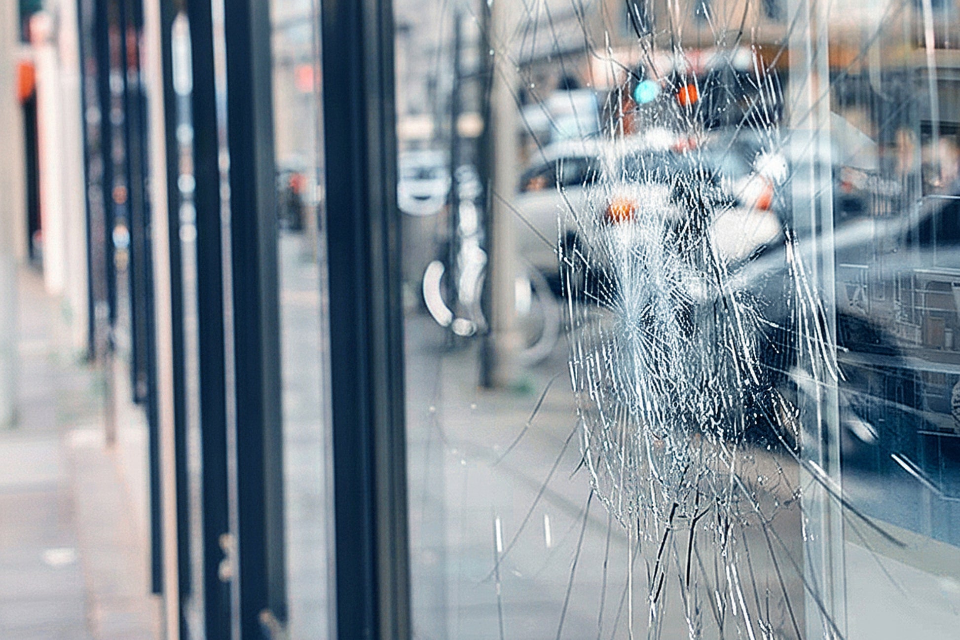 Zersplitterte Schaufensterscheibe mit Splitterschutzfolie, Sicherheitsfolie für Glas