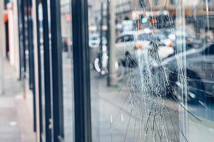 Zersplitterte Schaufensterscheibe mit Splitterschutzfolie, Sicherheitsfolie für Glas