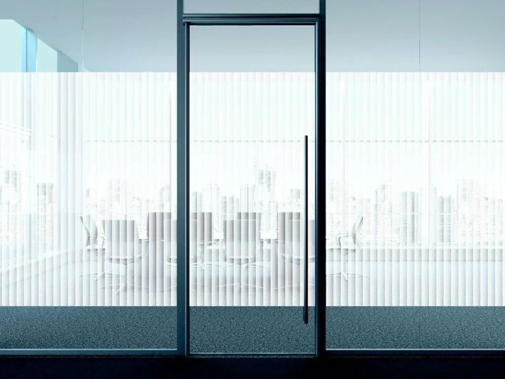 Dekorative Fensterfolie mit Streifenmuster auf Glastür in modernem Büro, Sichtschutz