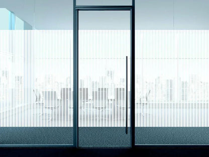 Dekorative Fensterfolie mit Streifenmuster auf Glastür in modernem Büro, Sichtschutz