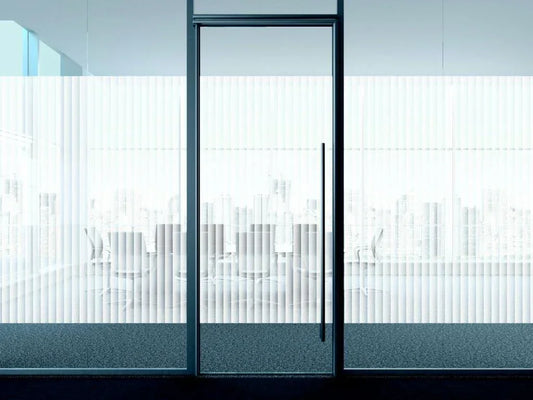 Dekorative Fensterfolie mit Streifenmuster auf Glastür in modernem Büro, Sichtschutz