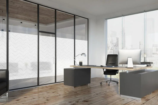 Modernes Büro mit Glaswand und dekorativer Fensterfolie mit geometrischem Muster