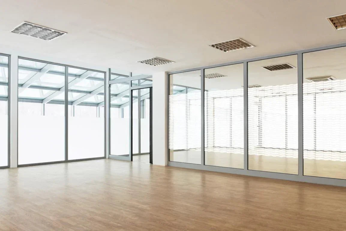 Großes Büro mit Fensterfolie auf Glaswänden, modern, lichtdurchflutet, Sichtschutz